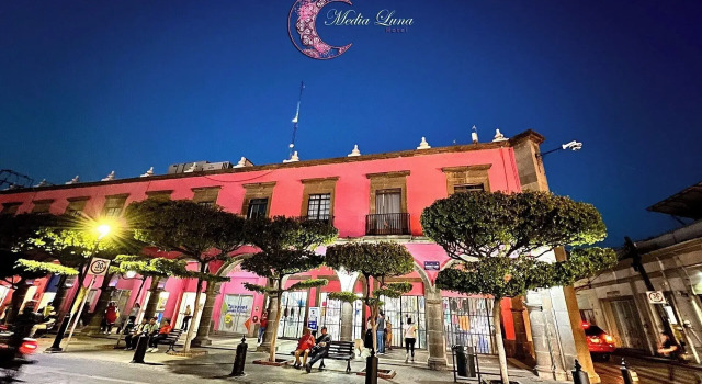 Hotel Media Luna, Book Hotel Tlaquepaque 