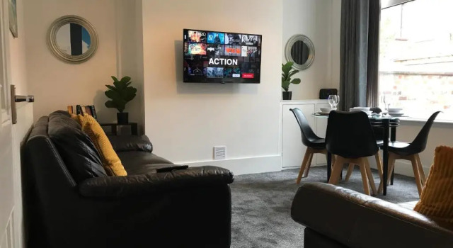 Bright Spacious 3-bed With Office & Patio, Preston