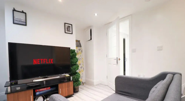 3-bed House in London Near the O2 Arena & Excel, Забронировать Дом для отпуска Виллы Большого Лондона, Вилла