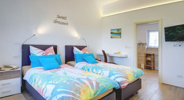 Villa in Novigrad with Pool near Beach, Prenota Villa Cottage a Paolija, Cottage