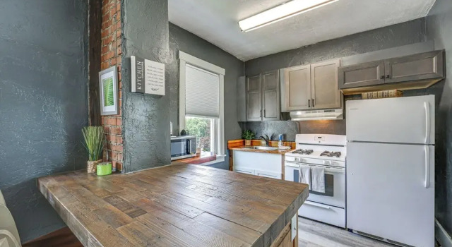 Updated New Kensington Home w/ Deck: 22 Mi to Pgh!, Book Feriehus Sommerhuse i Pennsylvania, Hytte