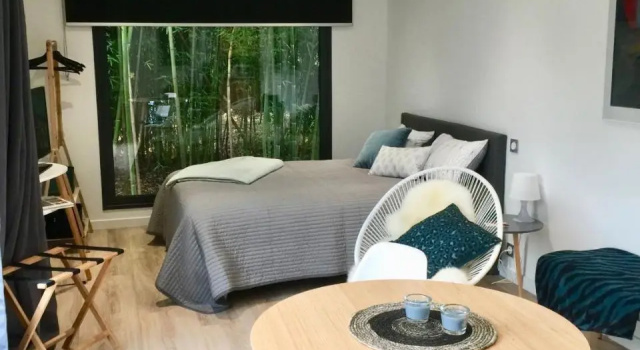 Un petit nid dans la verdure, Varaa Bed and Breakfast Hotellit Haut-Rhin uima-altaalla, Uima-allas
