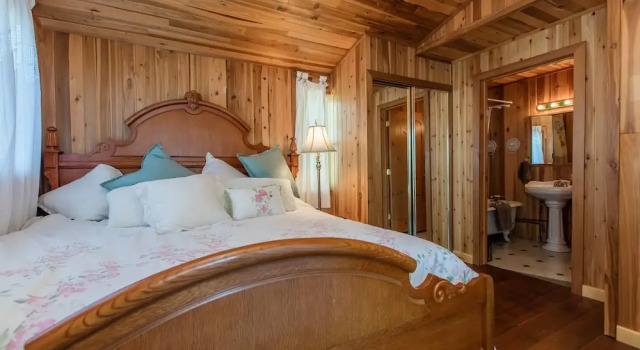 Magic on Little Go Home~3 bedroom cottage + guest cabin on 980 ft shore!, Reserva ahora Hostal o pensión Georgian Bay 