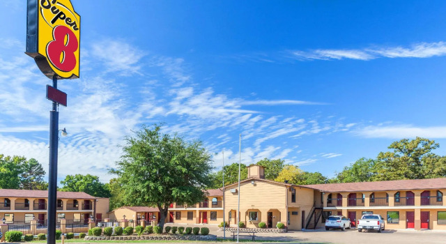 Люкс Deluxe Super 8 by Wyndham Mt. Pleasant TX