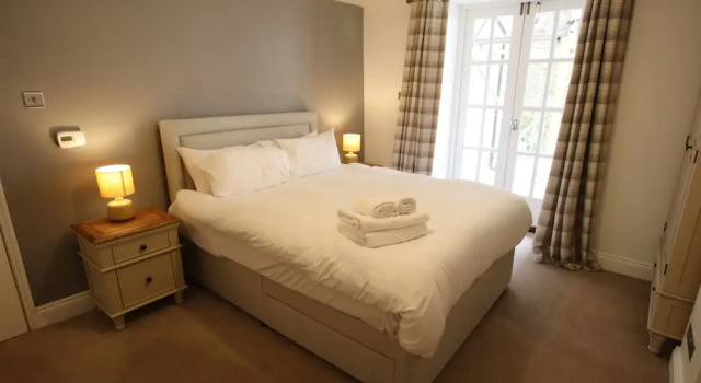 Charming Flat With Private Patio in Clifton, Забронировать Отель Клифтон Бристоль, рядом с Christ Church Clifton