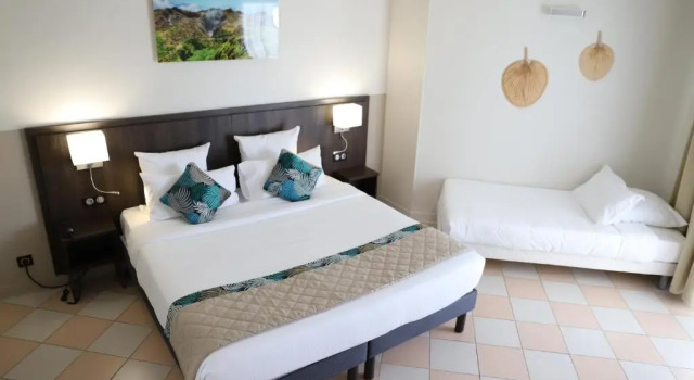 Трёхместный номер Standard с видом на бассейн Hôtel Saint-Georges