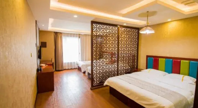 Семейный люкс Deluxe Ruihang Business Hotel (Urumqi Light Industry College Branch)