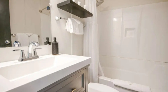 Номер Standard Midnight Sun, a Coast Hotel