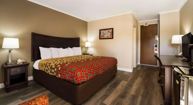 Perry Inn & Suites National Fairground I 75, Book Hotel Hoteller i Perry med parkering, nær Perry Area Historical Museum, Parkering