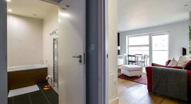 Beautiful Bright 2BR Home W/balcony - 5 Guests!, Забронировать Отель Отели Англии 3 звезды, 3*