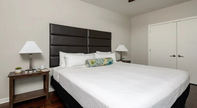 Bold CozySuites w/pool, gym, roof #7, Забронировать Отель Отели Далласа 4 звезды, рядом с Dallas Weekly Newspaper, 4*
