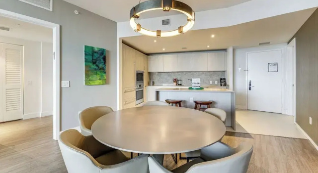 Luxe Condo w/ Hallandale Beach Oceanfront View!, Rezerwuj Apartament Hotele w Panhandle Florida z parkingiem, Parking