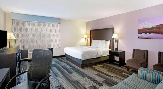 Двухместный люкс Deluxe La Quinta Inn & Suites by Wyndham Springfield Airport Rte 66