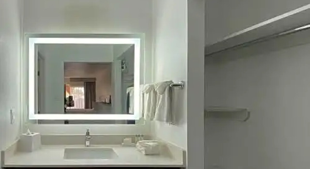 Четырёхместный люкс Magnuson Hotel Papago Inn