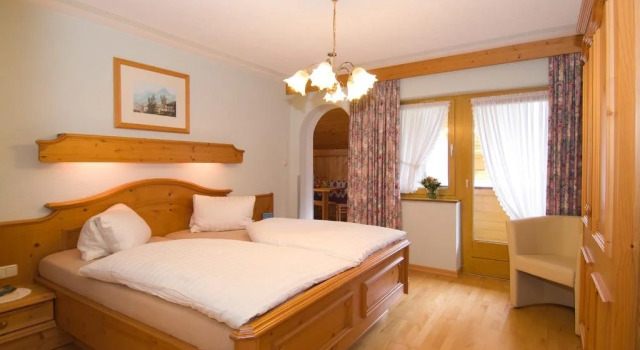 Haus Gerlinde, Rezerwuj Hotel Hotele w Tyrol z parkingiem, Parking
