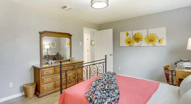 Коттедж с 2 комнатами Cozy Shenandoah Home < 2 Mi to The Woodlands Mall!