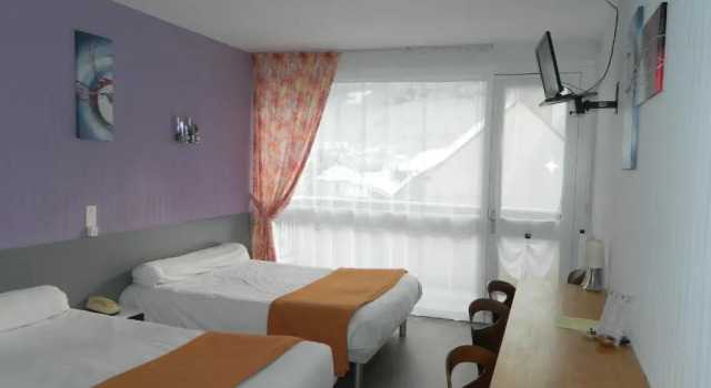 Четырёхместный номер Standard Logis Hôtel LElancèze