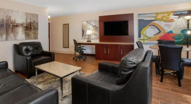 Двухместный люкс с 2 комнатами Wyndham Riverfront Hotel