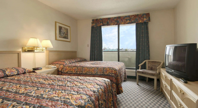 Super 8 by Wyndham Red Deer, Book Mini-hotel Red Deer Central Alberta