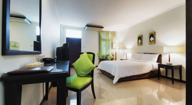 Capital Mansion Executive Living Suites, Забронировать Отель Отели Бангкока с бассейном, рядом с Мемориальная больница «Паоло», Бассейн