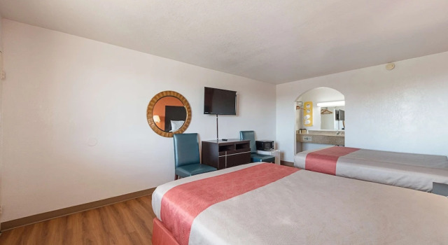 Четырёхместный номер Standard Motel 6 San Antonio TX I10 West