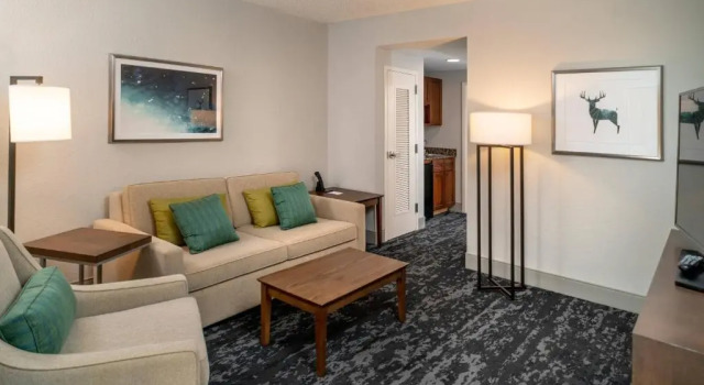 Четырёхместный люкс Executive Delta Hotels Huntington Mall