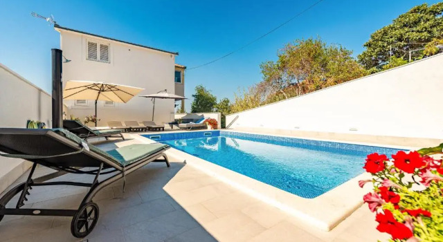 Apartments Villa Nea Leona, Buchen Sie Ferienwohnung Hotels in Gespanschaft Split-Dalmatien mit Pool, Schwimmbad