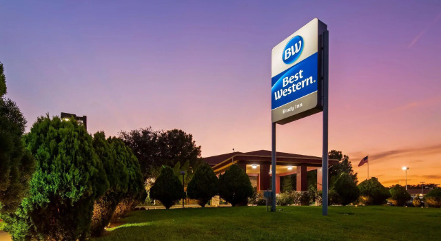 Кровать в общем номере Best Western Brady Inn