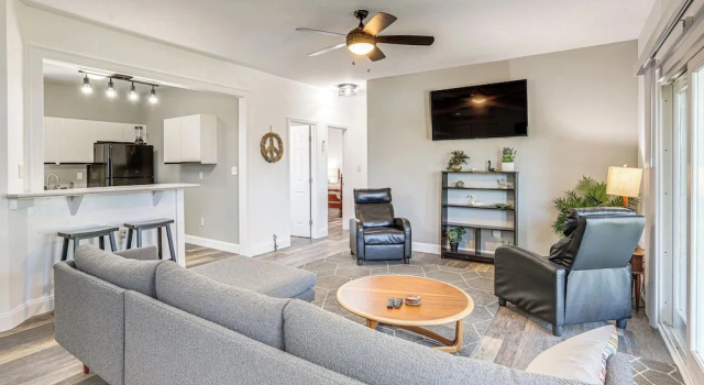 < 1 Mi to Ocean! OBX Condo w/ Decks, Pets Welcome, Забронировать Апартаменты/квартира Отели Национального побережья Кейп-Хаттерас с парковкой, Парковка