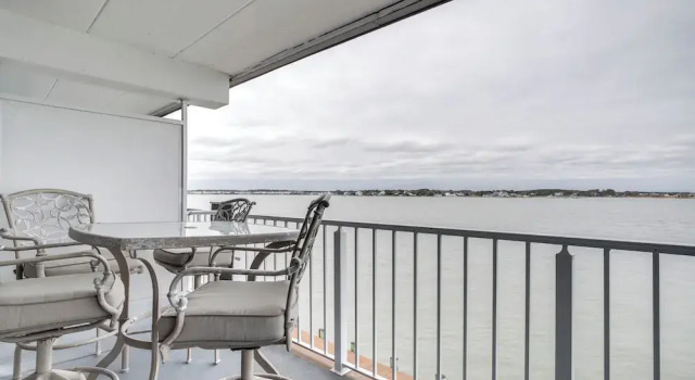 Апартаменты с 2 комнатами с балконом Pool & Boardwalk Access: Bayfront Ocean City Condo