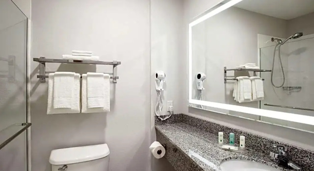 Номер Superior Quality Inn & Suites