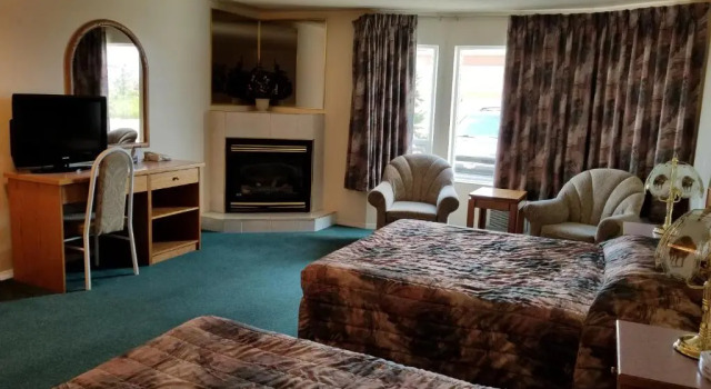Четырёхместный номер Standard Western Budget Motel Cold Lake