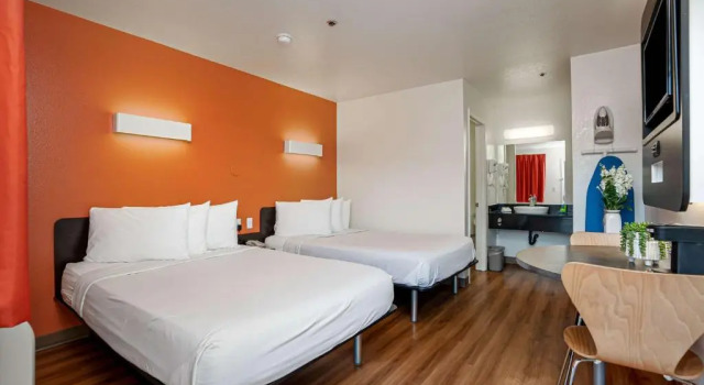 Четырёхместный номер Standard Motel 6-Temecula, CA - Historic Old Town