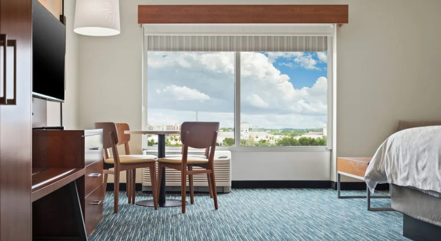 Семейный люкс Holiday Inn Express & Suites Orlando- Lake Buena Vista by IHG