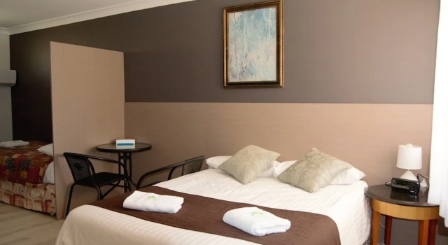 Трёхместный номер Standard с балконом Civic Motor Inn