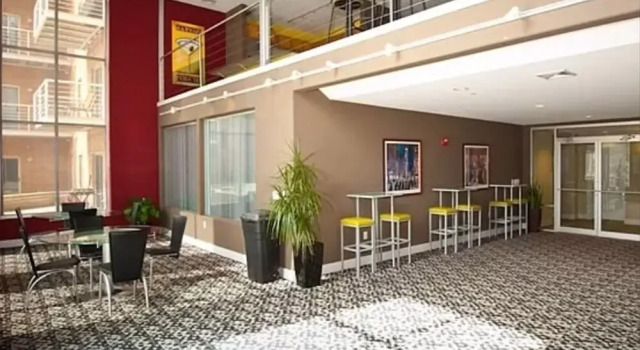 FRONTDESK Jefferson Block Apts Third Ward Milwaukee, Забронировать Отель Отели Милуоки с парковкой, рядом с Wisonsin Center, Парковка