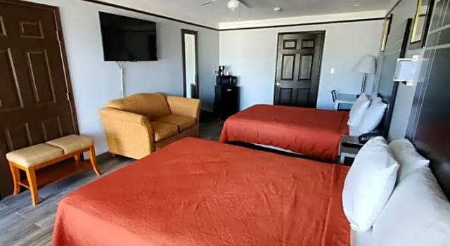 Четырёхместный номер Standard Deluxe Inn and Suites