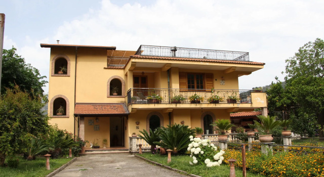 Villa Flavia, Забронировать Вилла Коттеджи Сант-Аньелло, рядом с Железнодорожный вокзал Сант-Аньелло линии Circumvesuviana, Коттедж