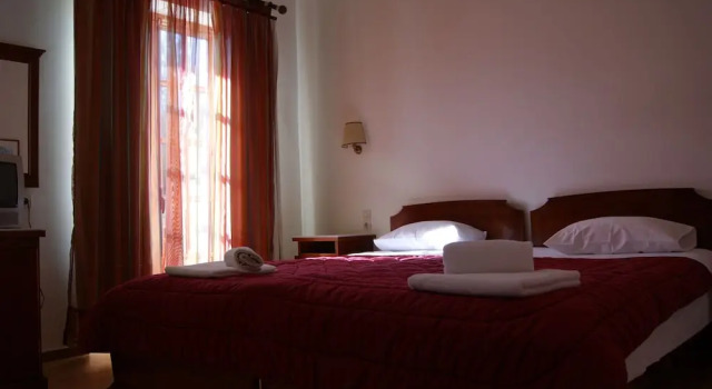 Трёхместный номер Standard с балконом Hotel Pelops