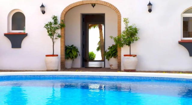 Апартаменты Amazing 4 bedroom Villa with private Pool and Garden
