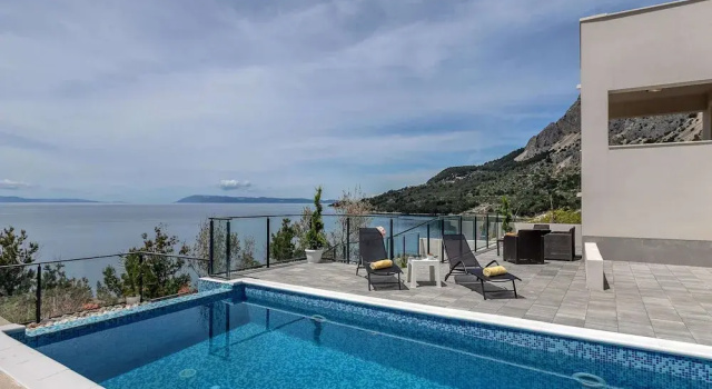 Вилла с балконом Stunning Villa with Pool