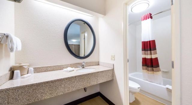 Четырёхместный номер Superior Red Roof Inn Laredo