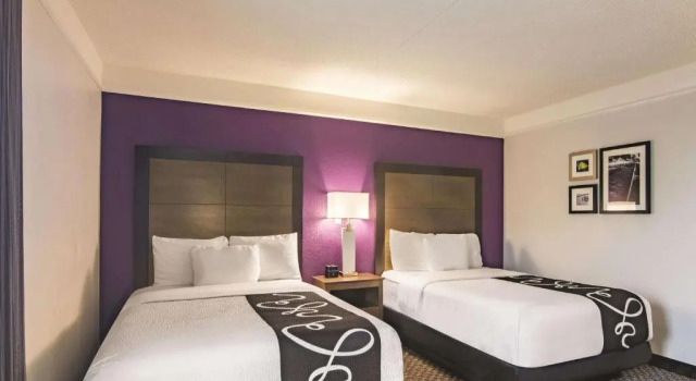 Четырёхместный номер Standard с видом на внутренний двор La Quinta by Wyndham Oklahoma City Norman