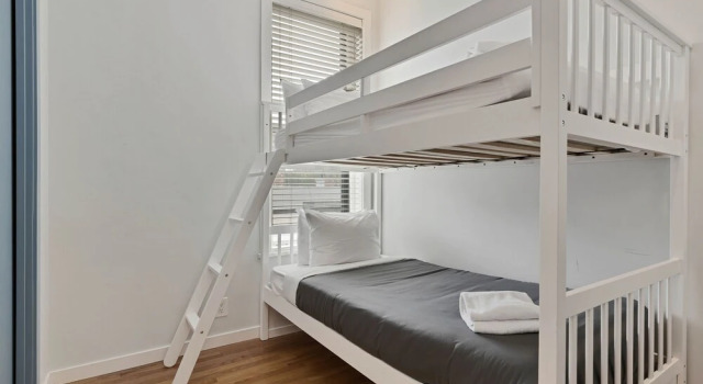 Кровать в общем номере Huge Lincoln Park 6 Bed Duplex with Free Parking by AllSet Turnover