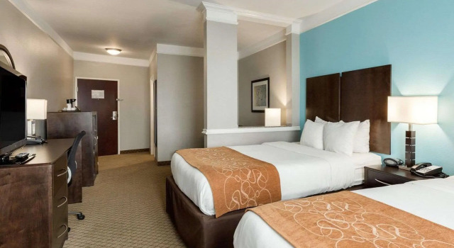 Четырёхместный люкс Comfort Suites at Katy Mills