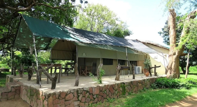 Тент с видом на реку Croc Valley Camp