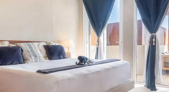 Enchanting 4 Bedroom PH With Beach Front