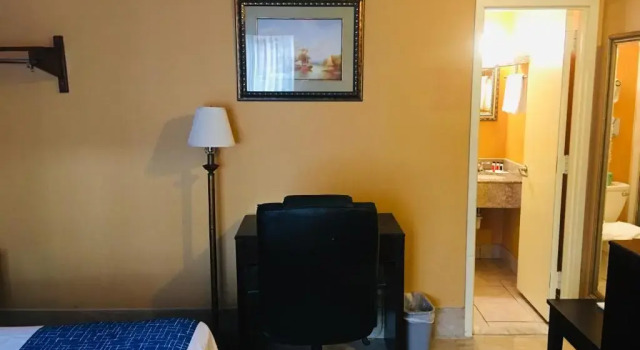 Номер Standard Travelodge by Wyndham Bay Shore Long Island
