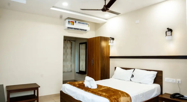 Hotel VR Grand In, Rezerwuj Hotel Hotele w Andhra Pradesh z parkingiem, Parking