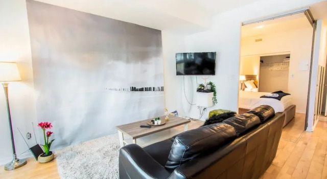 MiCasa Suites - Stylish Condo in Maple Leaf Square